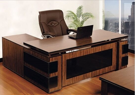 میز اداری چوبی بهتر است یا میز اداری شیشه ای